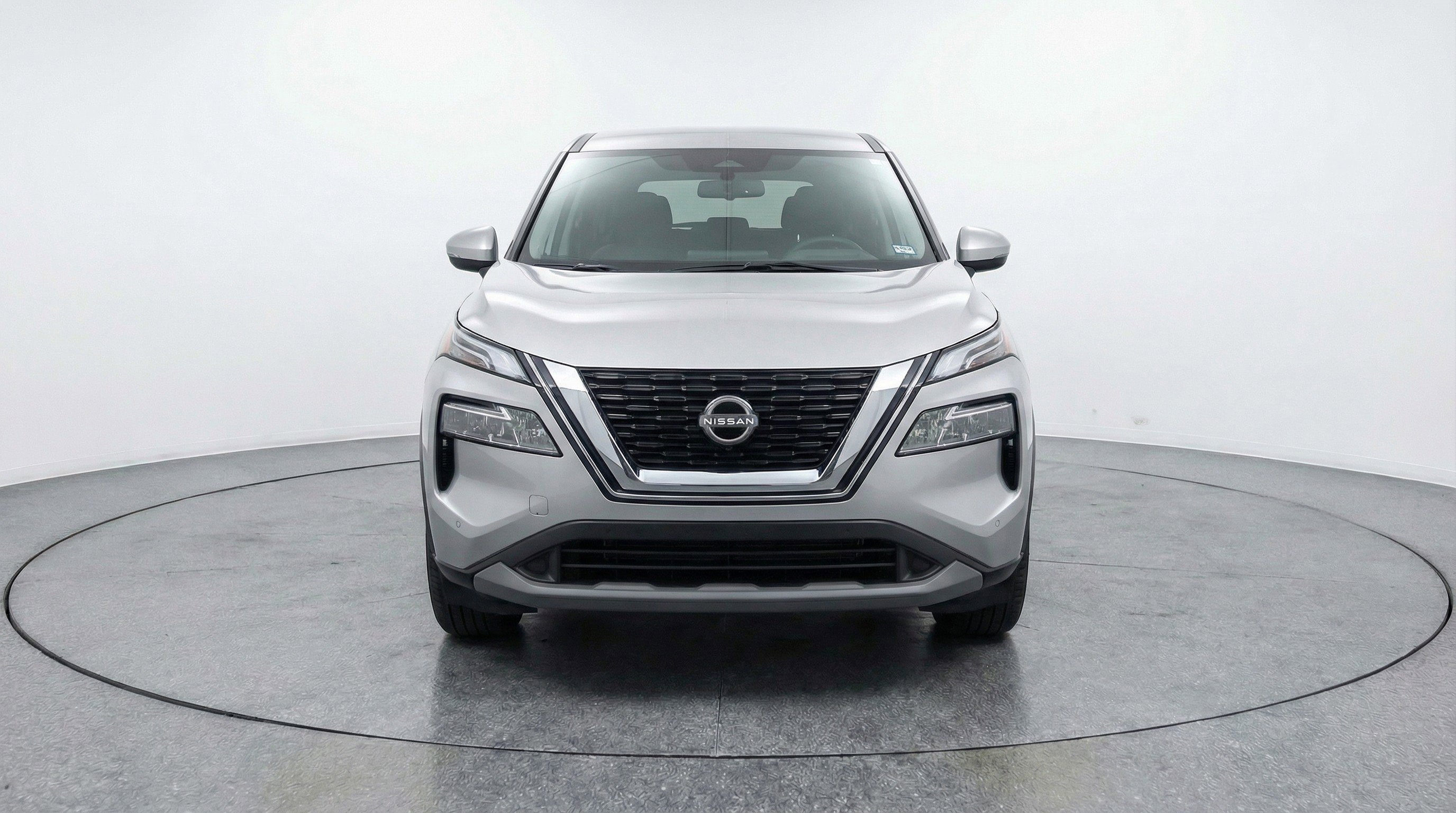 Used 2025 Nissan Rogue SV image 2