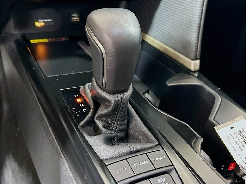 Used 2025 Toyota Camry SE w/ Convenience Package image 14