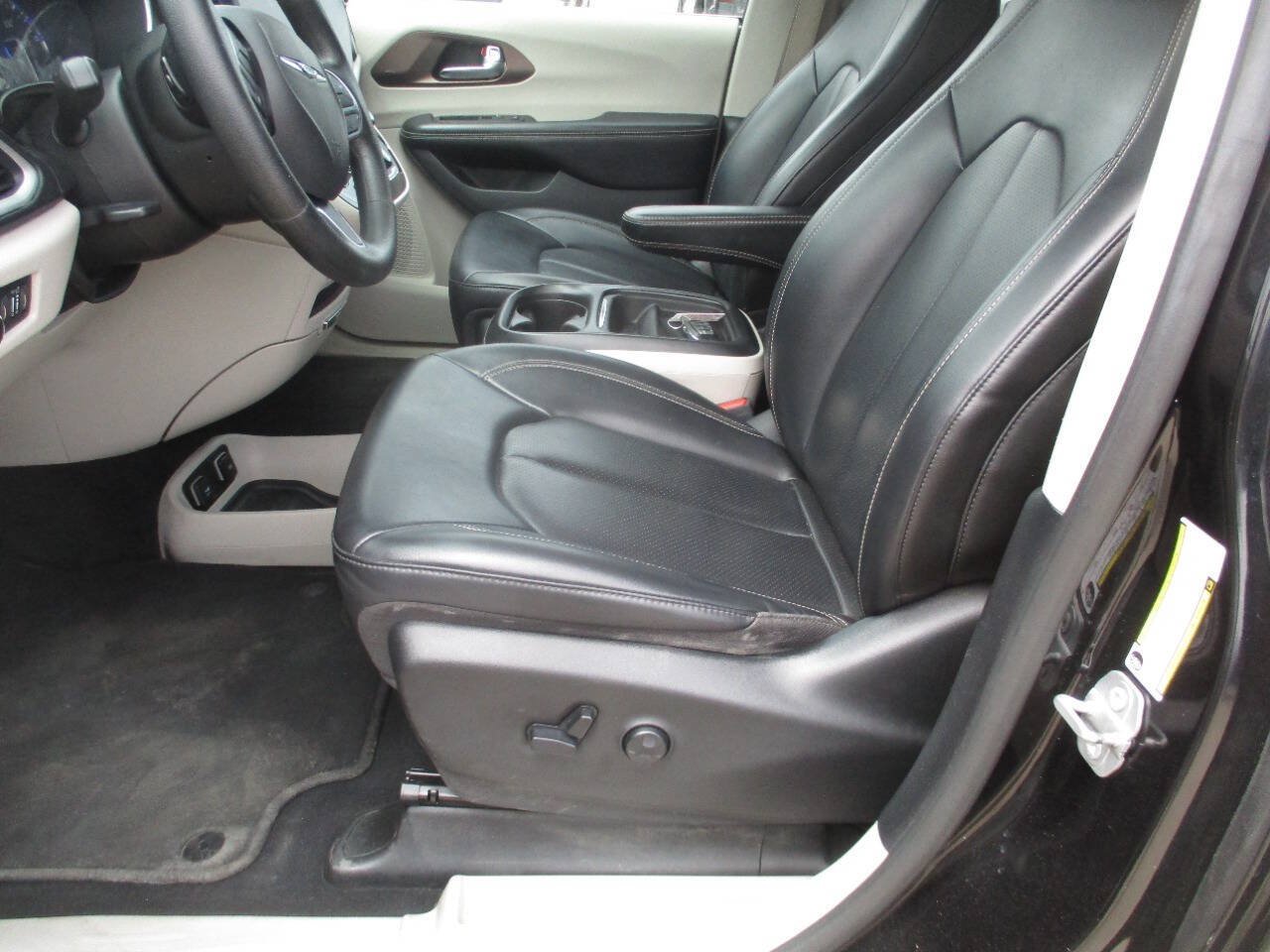 Used 2020 Chrysler Voyager Lxi FWD image 11