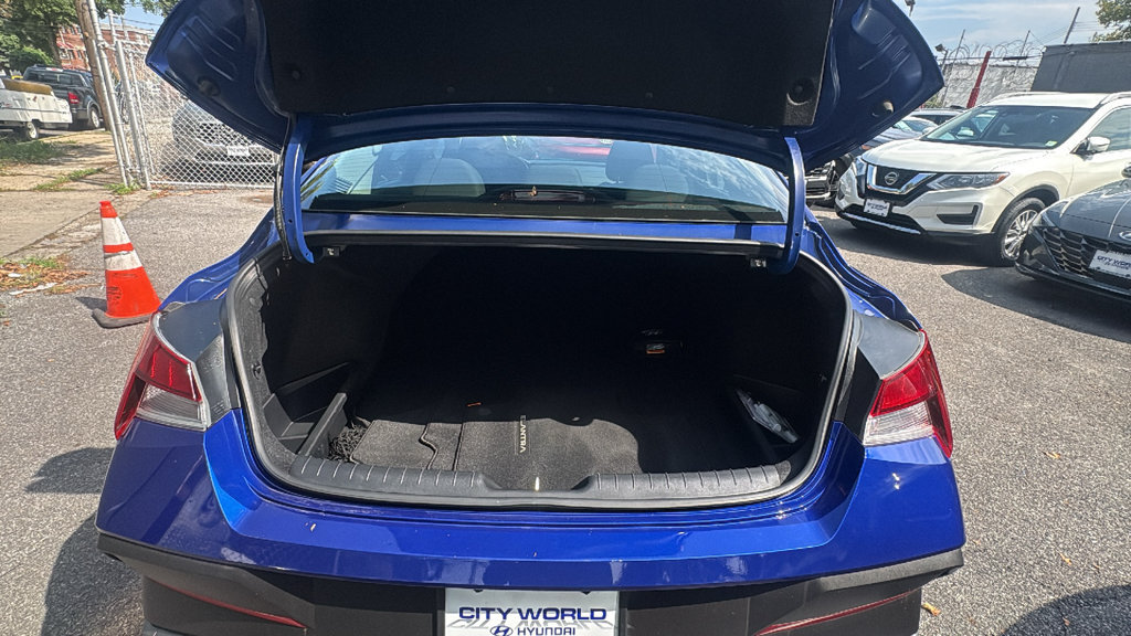 Used 2025 Hyundai Elantra SE FWD image 32