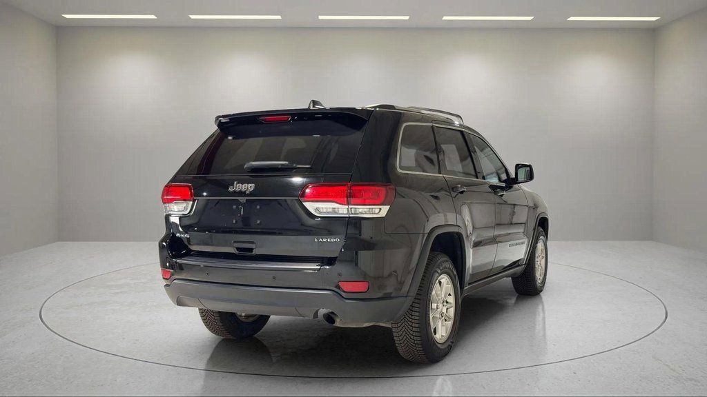 Used 2020 Jeep Grand Cherokee Laredo image 3