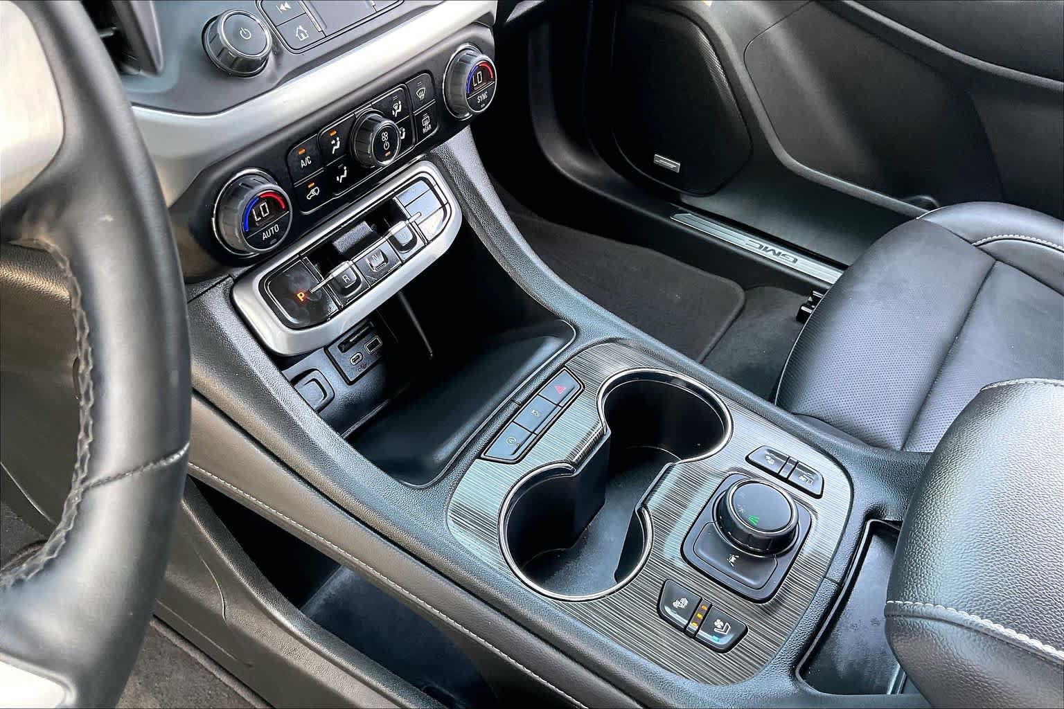 Used 2023 GMC Acadia SLT w/ Technology Package FWD image 16