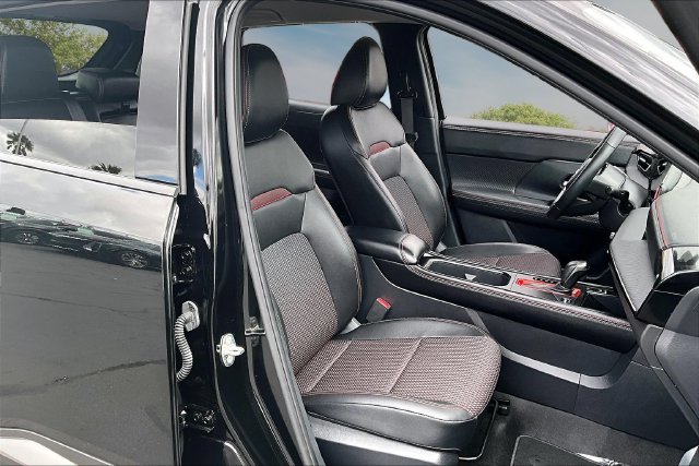 Certified 2025 Nissan Kicks SR FWD image 27