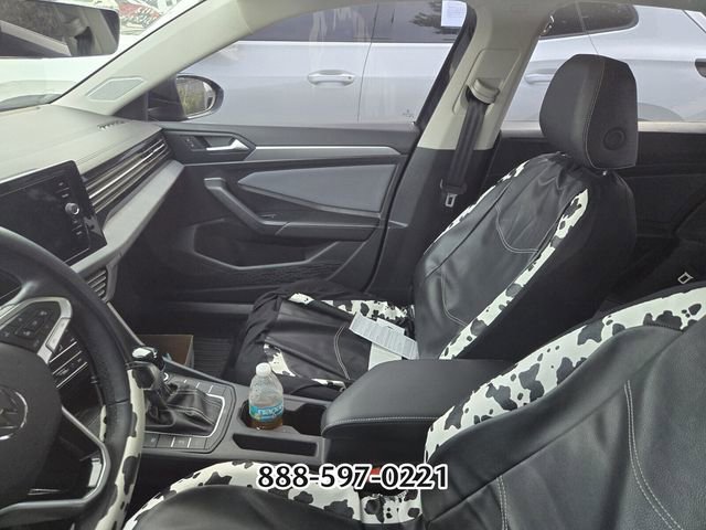 Used 2025 Volkswagen Jetta SE FWD image 2
