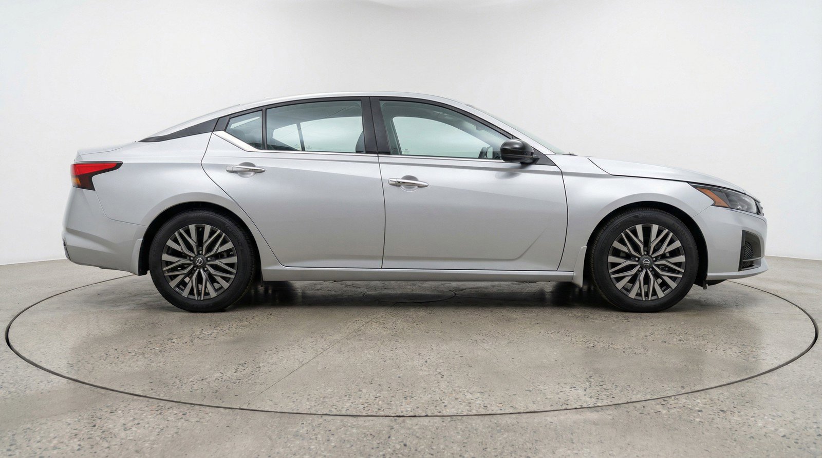 Used 2025 Nissan Altima 2.5 SV image 11