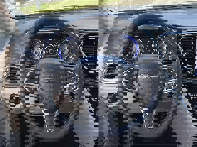 Used 2024 Chrysler Pacifica Touring-L image 11