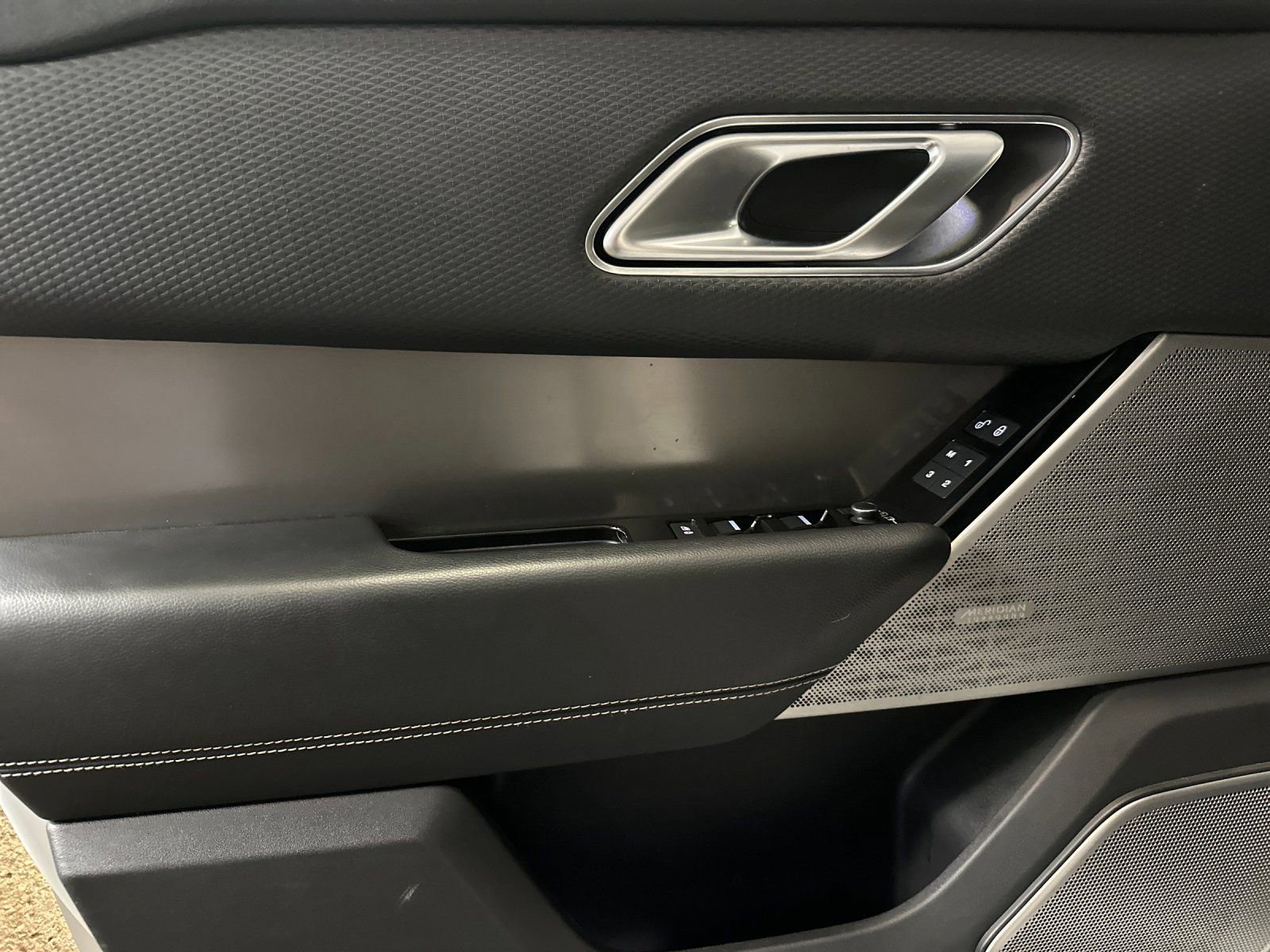 Used 2020 Land Rover Range Rover Velar S image 12