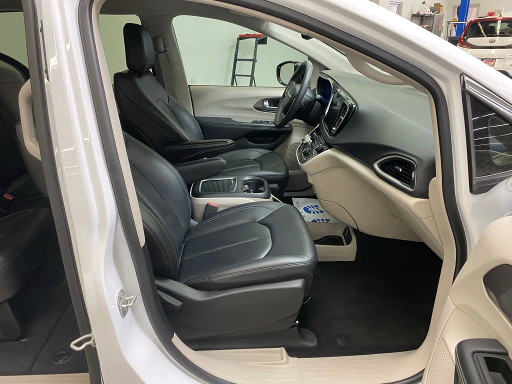 Used 2024 Chrysler Pacifica Touring-L FWD image 17