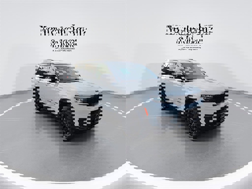 Used 2024 Jeep Grand Cherokee L Laredo image 2