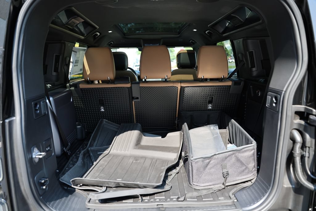 New 2026 Land Rover Defender 110 X-Dynamic SE AWD/4WD image 9