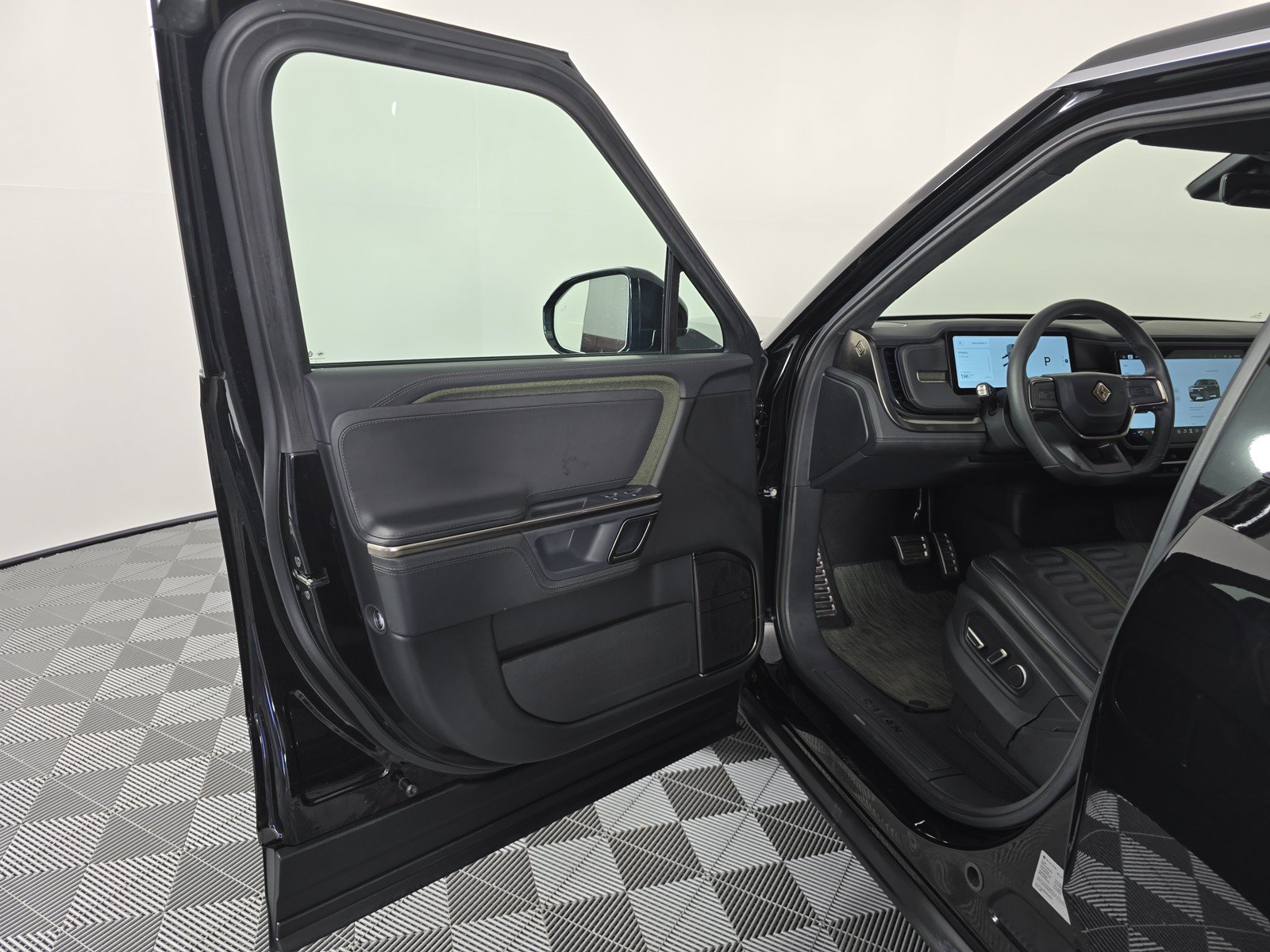 Used 2024 Rivian R1S Adventure AWD/4WD image 16