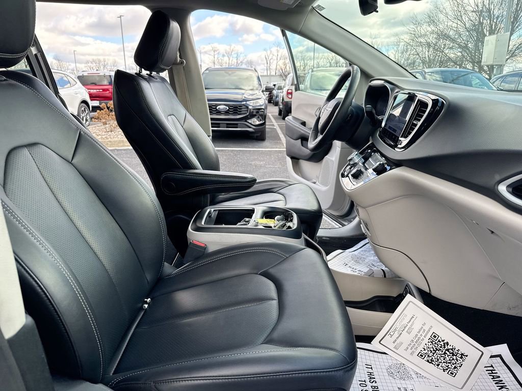 Used 2024 Chrysler Pacifica Touring-L image 21