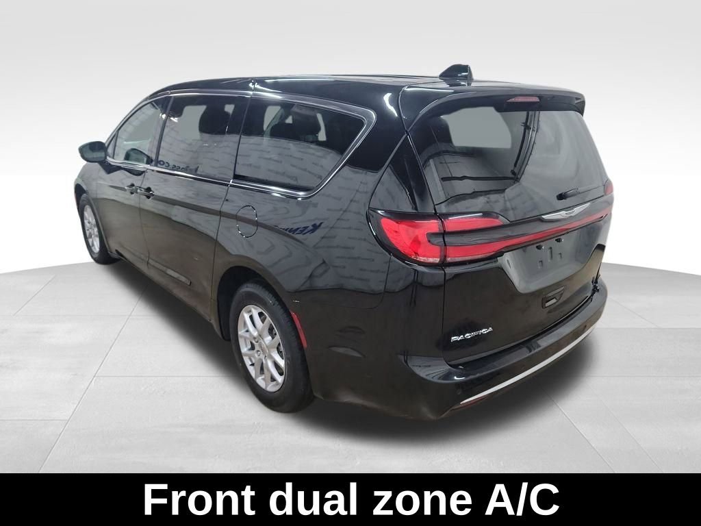 Used 2024 Chrysler Pacifica Touring-L image 5