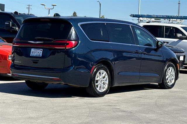 Used 2023 Chrysler Pacifica Touring-L image 3