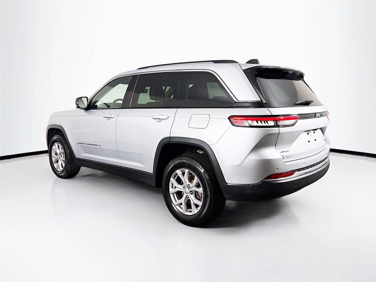 Used 2022 Jeep Grand Cherokee Limited w/ Luxury Tech Group II AWD/4WD image 5