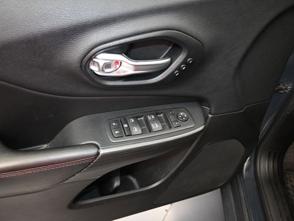 Used 2016 Jeep Cherokee Trailhawk w/ Comfort/Convenience Group image 12