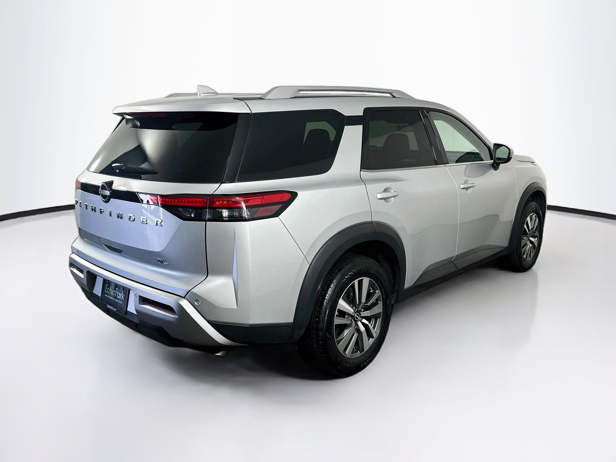 Used 2025 Nissan Pathfinder SL FWD image 9