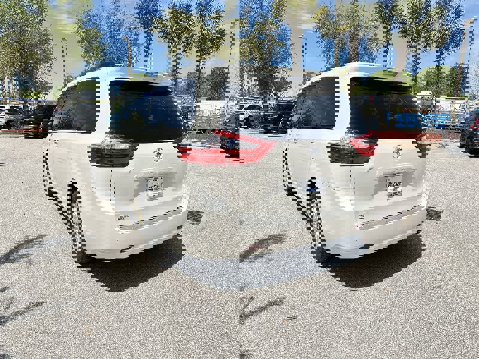 Used 2015 Toyota Sienna XLE image 4