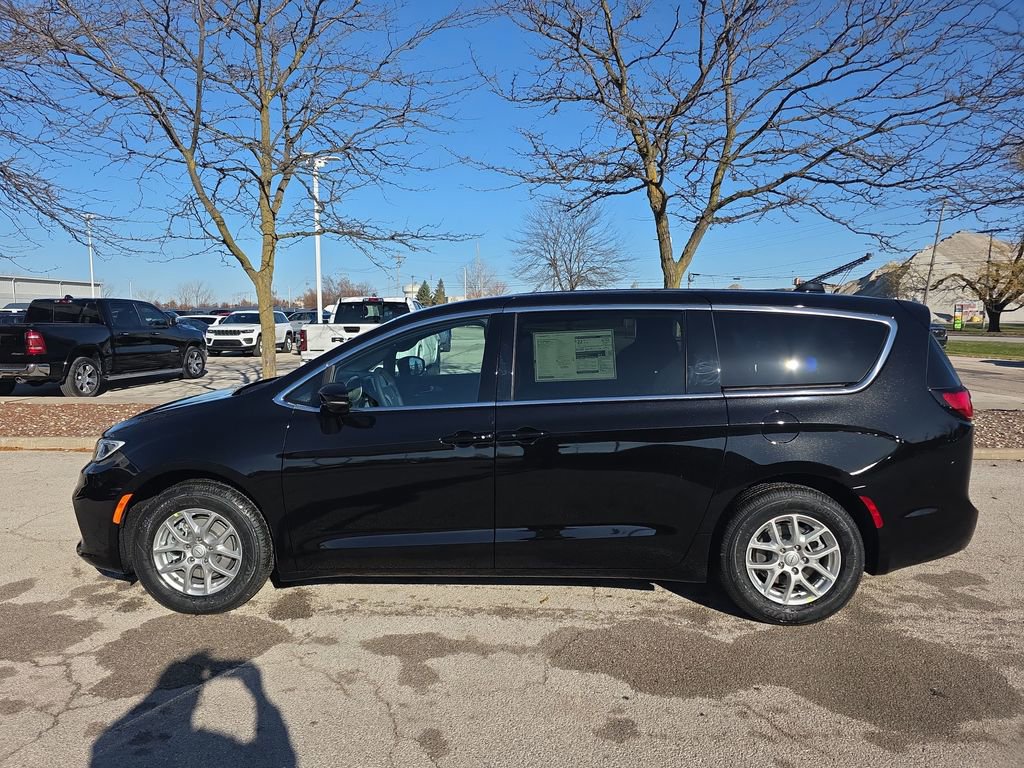 New 2026 Chrysler Pacifica Select image 4
