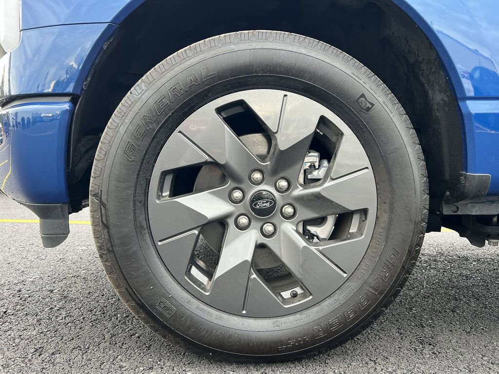 Used 2022 Ford F150 Lightning Lariat image 19