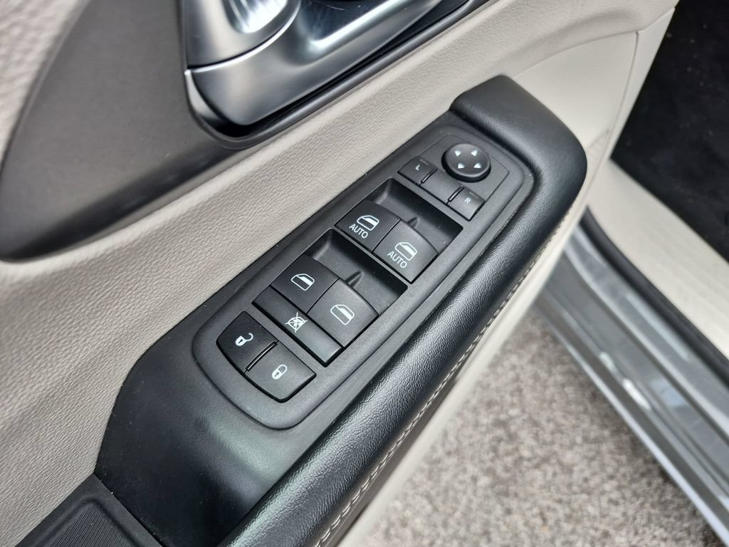 Used 2022 Chrysler Pacifica Touring-L FWD image 18