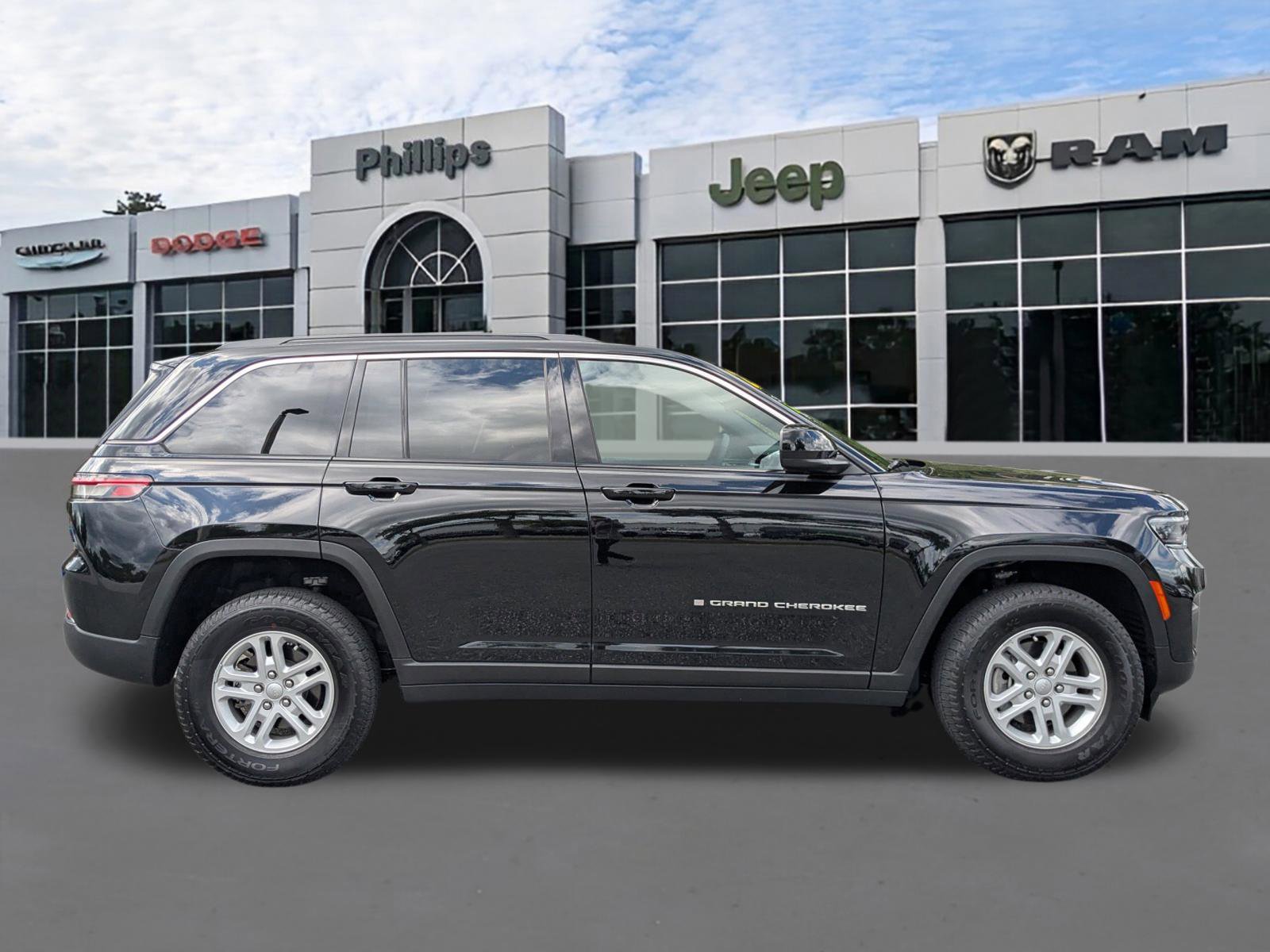 Certified 2025 Jeep Grand Cherokee Laredo w/ Luxury Tech Group I image 2