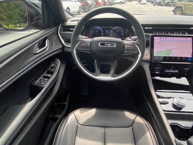 Used 2025 Jeep Grand Cherokee L Limited w/ Black Appearance Package AWD/4WD image 29