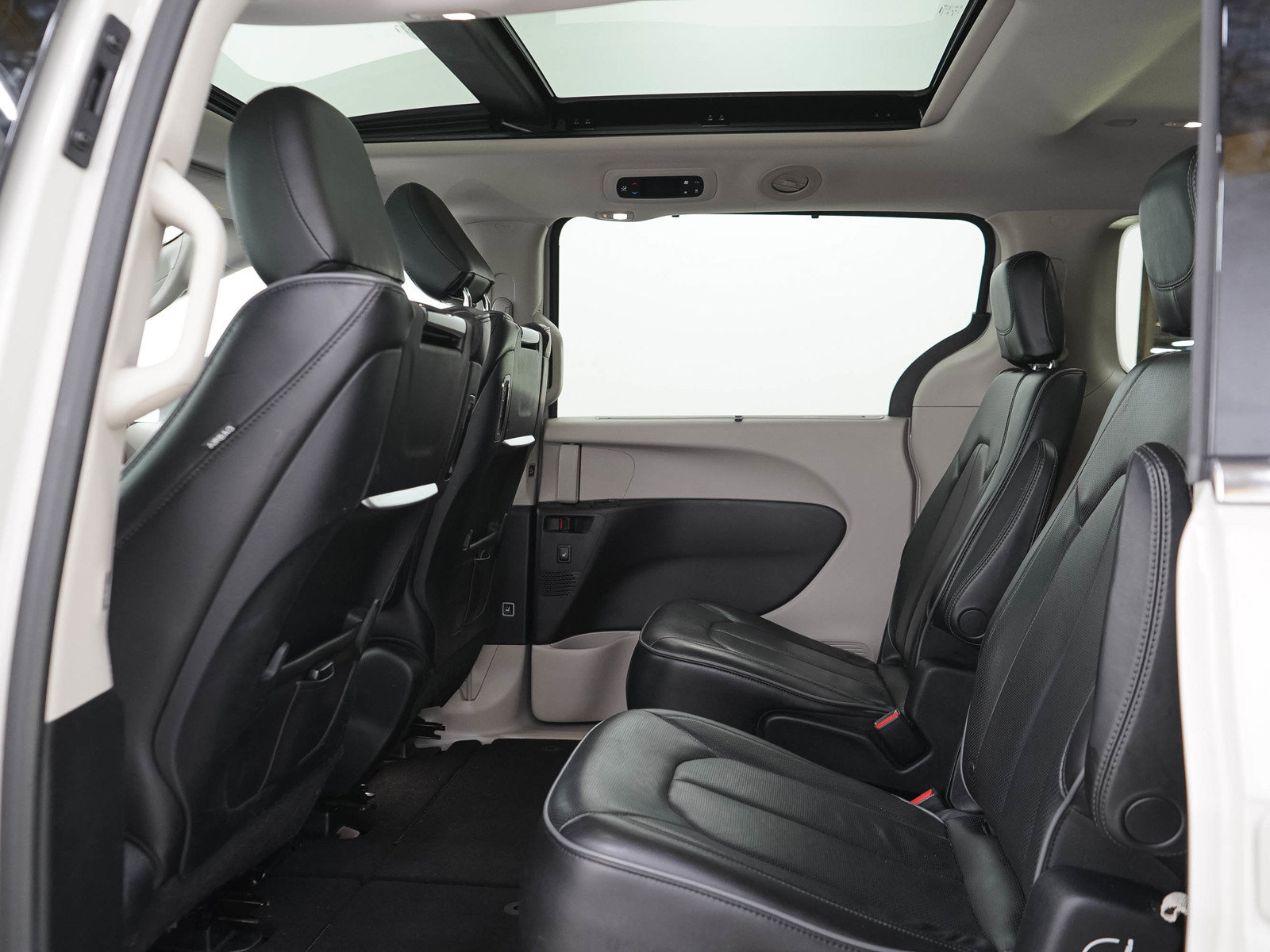 Used 2017 Chrysler Pacifica Limited w/ UConnect Theater Package FWD image 17
