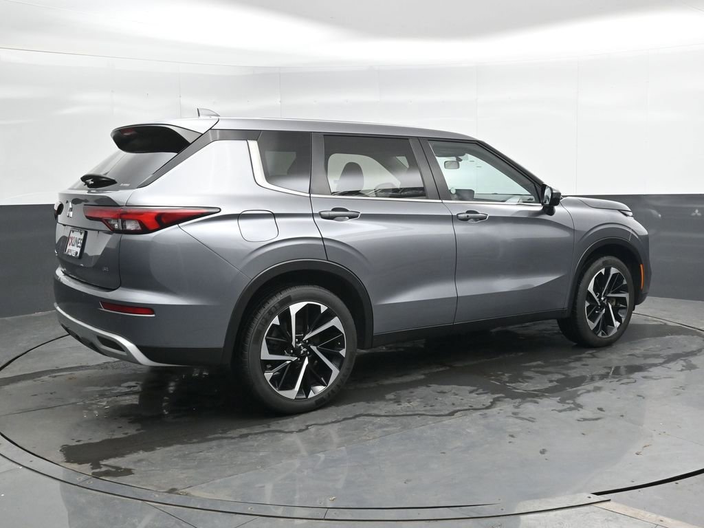 Used 2024 Mitsubishi Outlander SE image 2