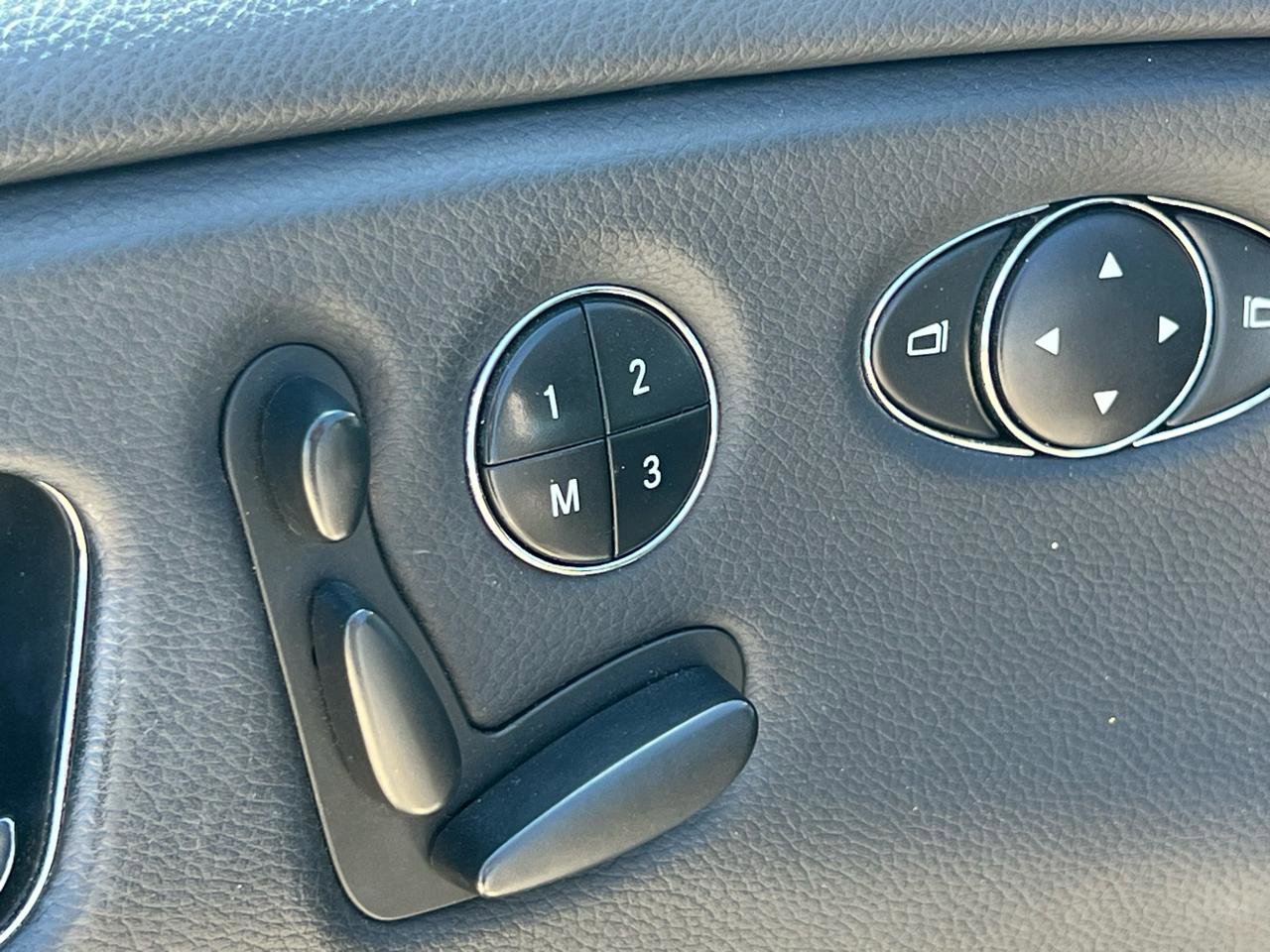 Used 2006 Mercedes-Benz CLS 500 image 32