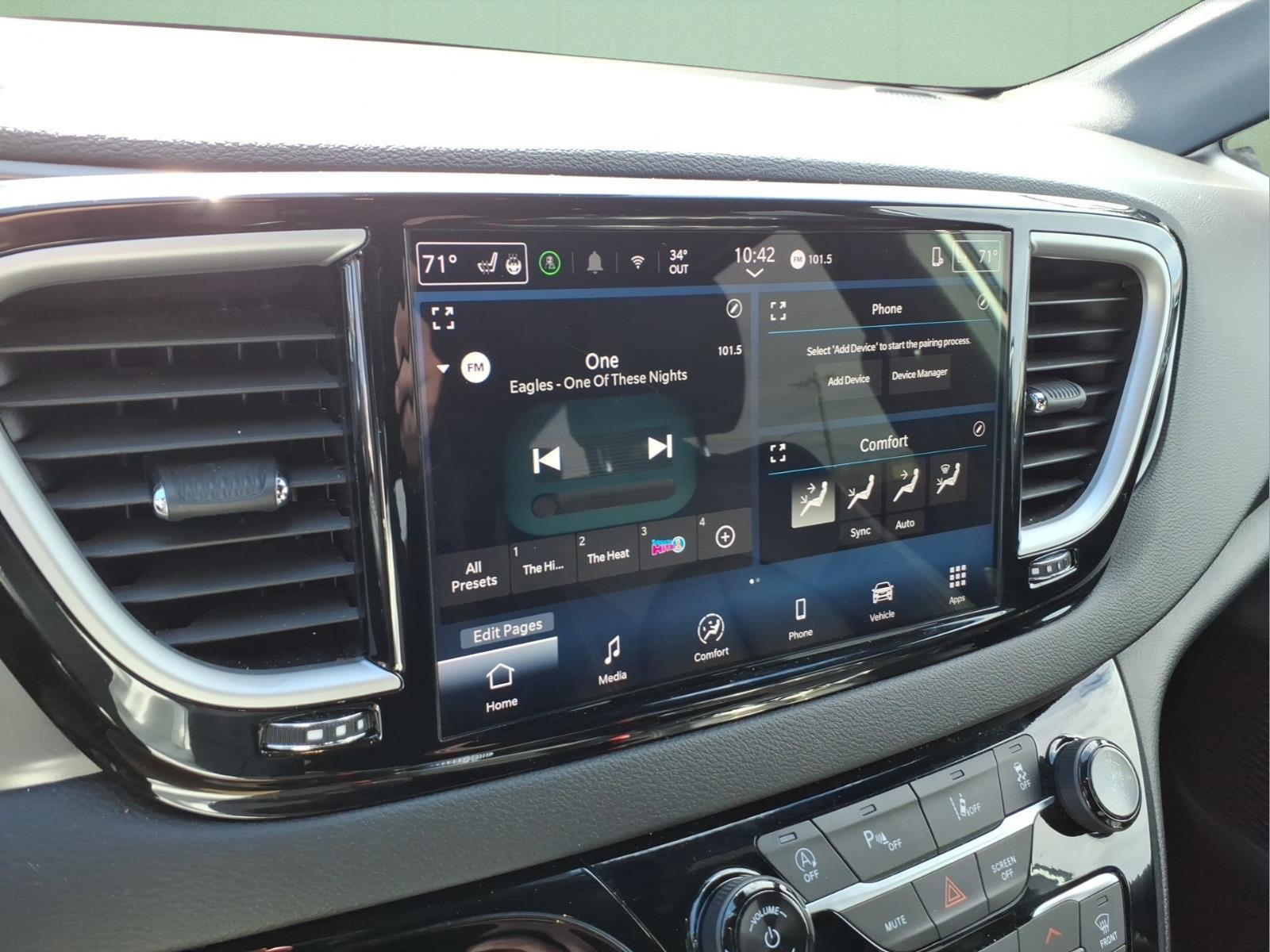 Used 2025 Chrysler Pacifica Select image 22