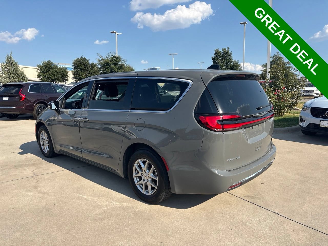 Used 2025 Chrysler Pacifica Select FWD image 7
