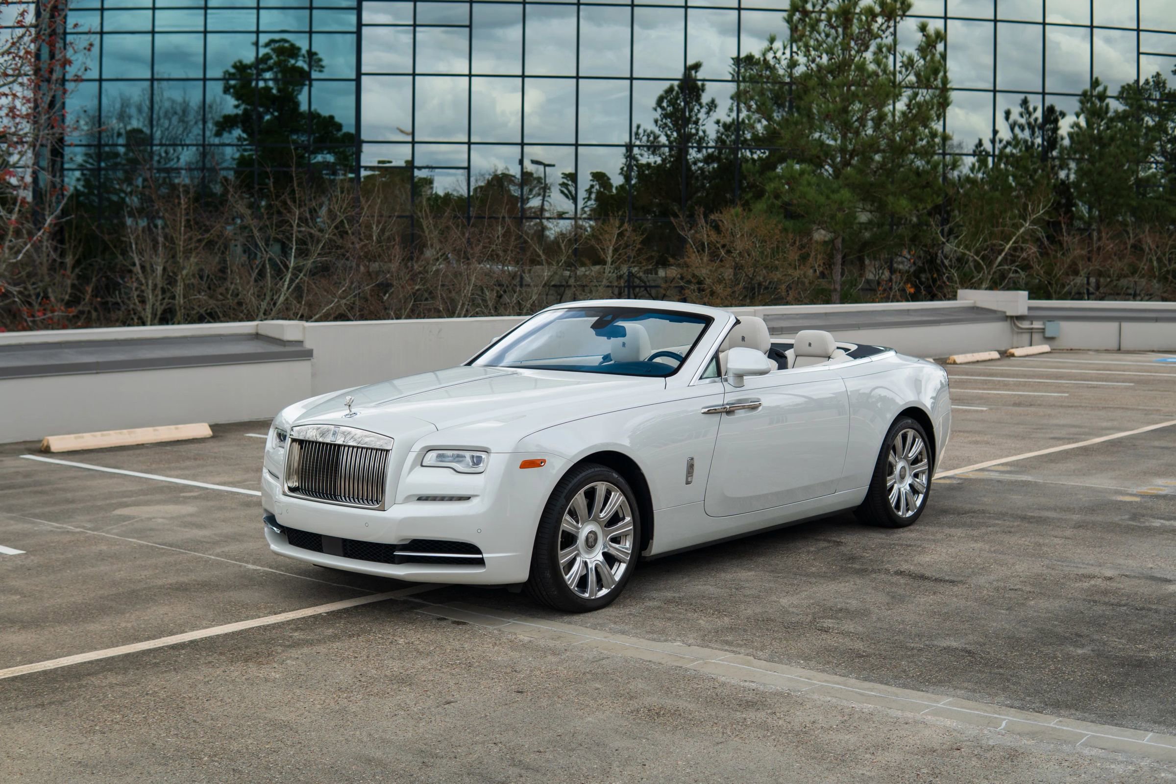 Used 2017 Rolls-Royce Dawn RWD image 19