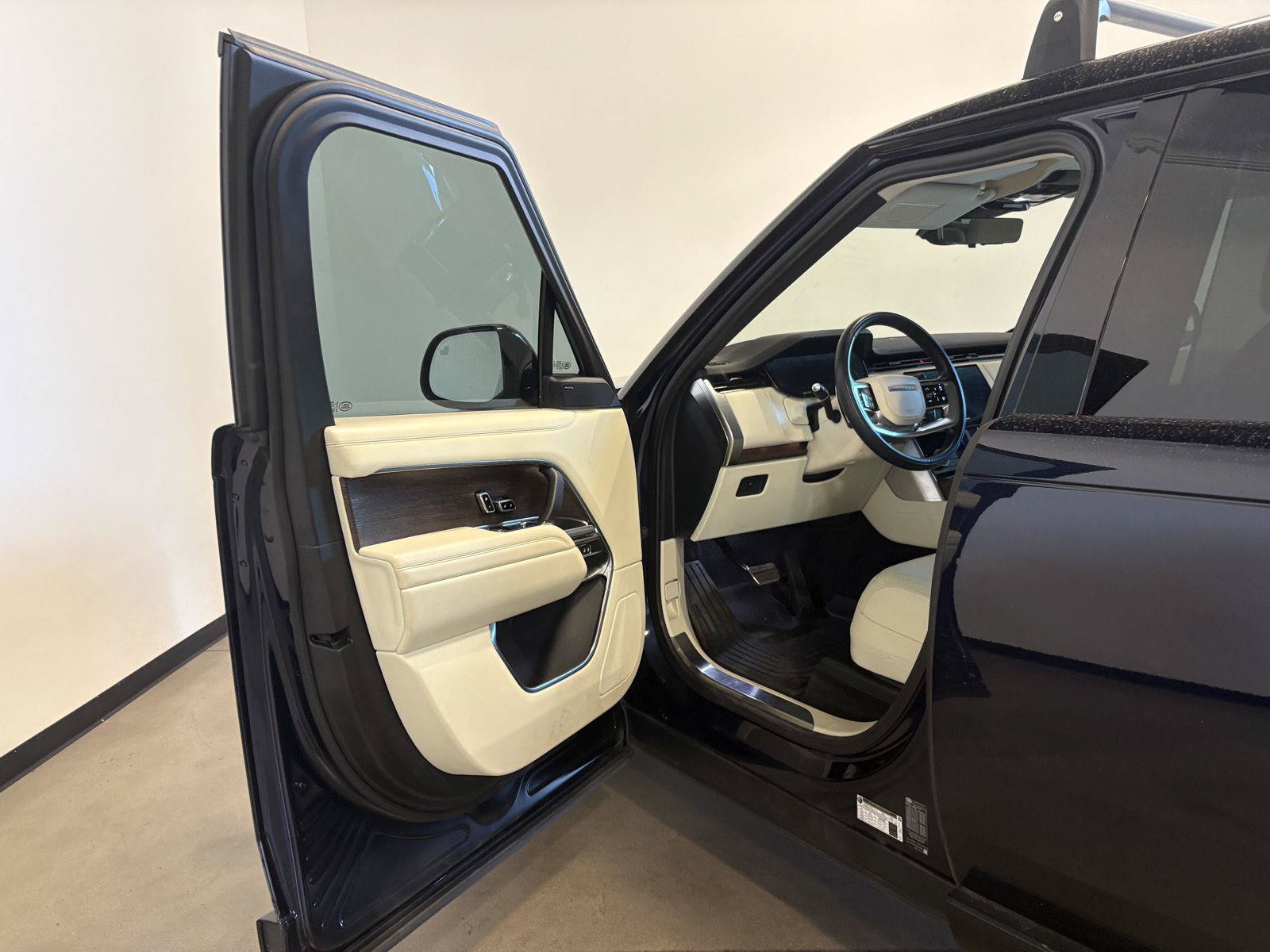 Used 2023 Land Rover Range Rover Long Wheelbase SE AWD/4WD image 9