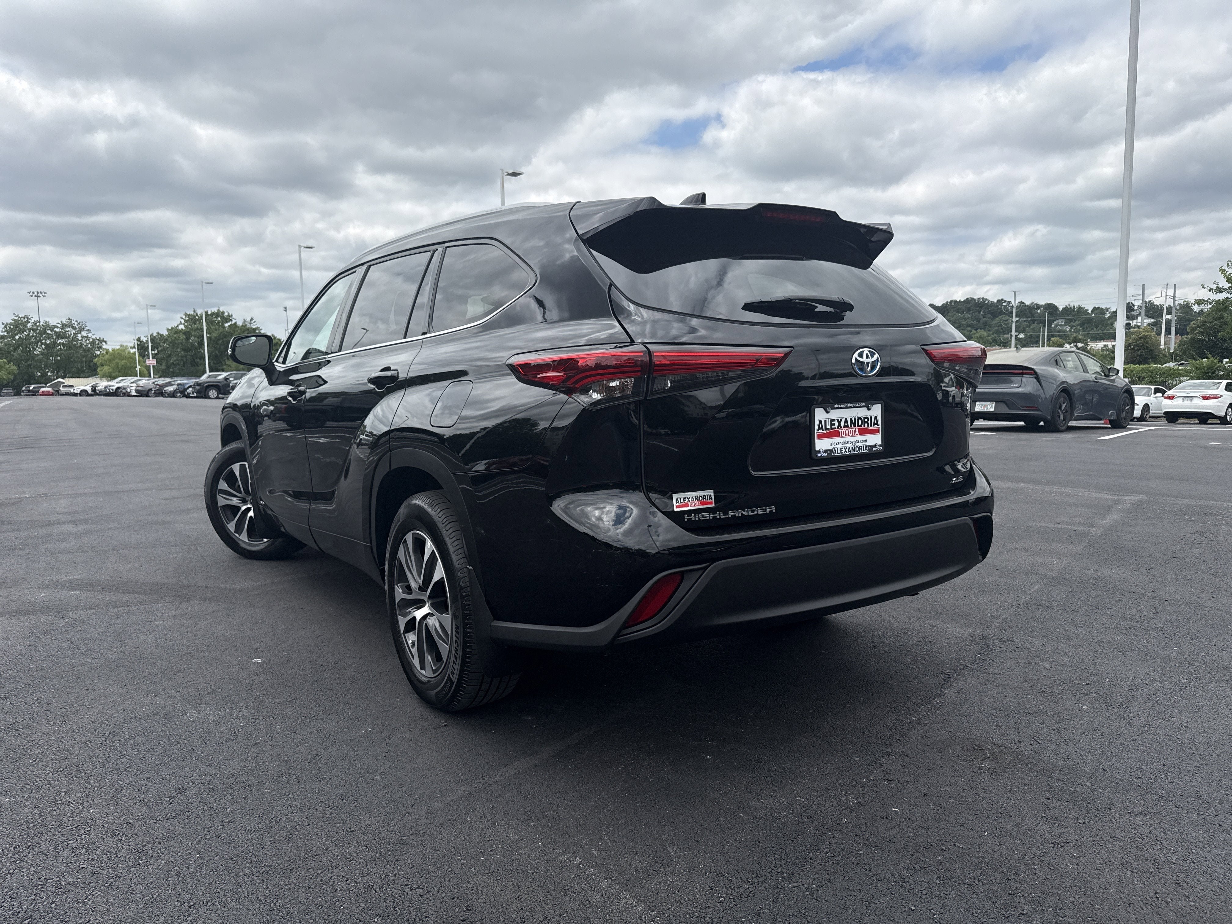 Used 2022 Toyota Highlander XLE AWD/4WD image 5