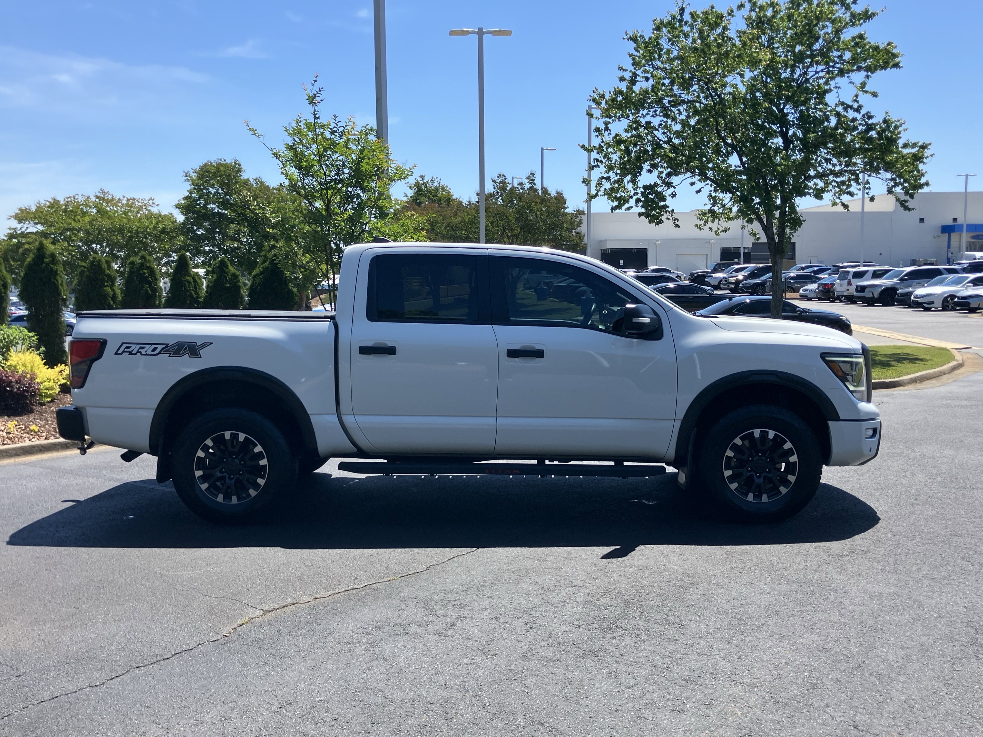 Used 2023 Nissan Titan PRO-4X w/ Pro-4x Convenience Package AWD/4WD image 11