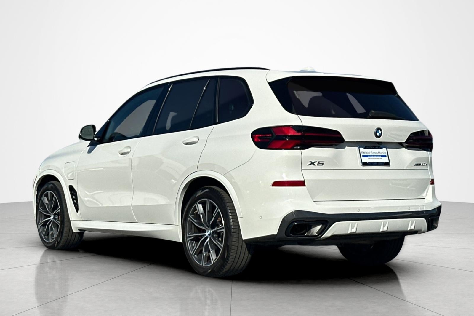 Used 2024 BMW X5 xDrive50e w/ M Sport Package AWD/4WD image 3