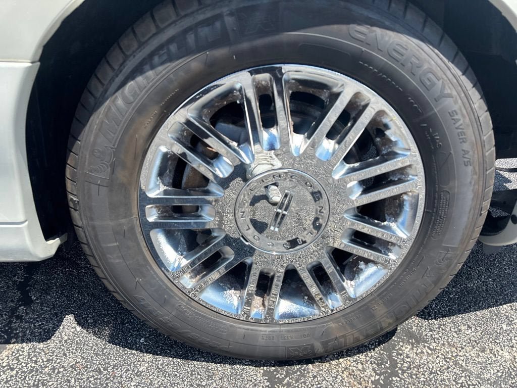 Used 2006 Lincoln Town Car Signature Limited RWD image 15