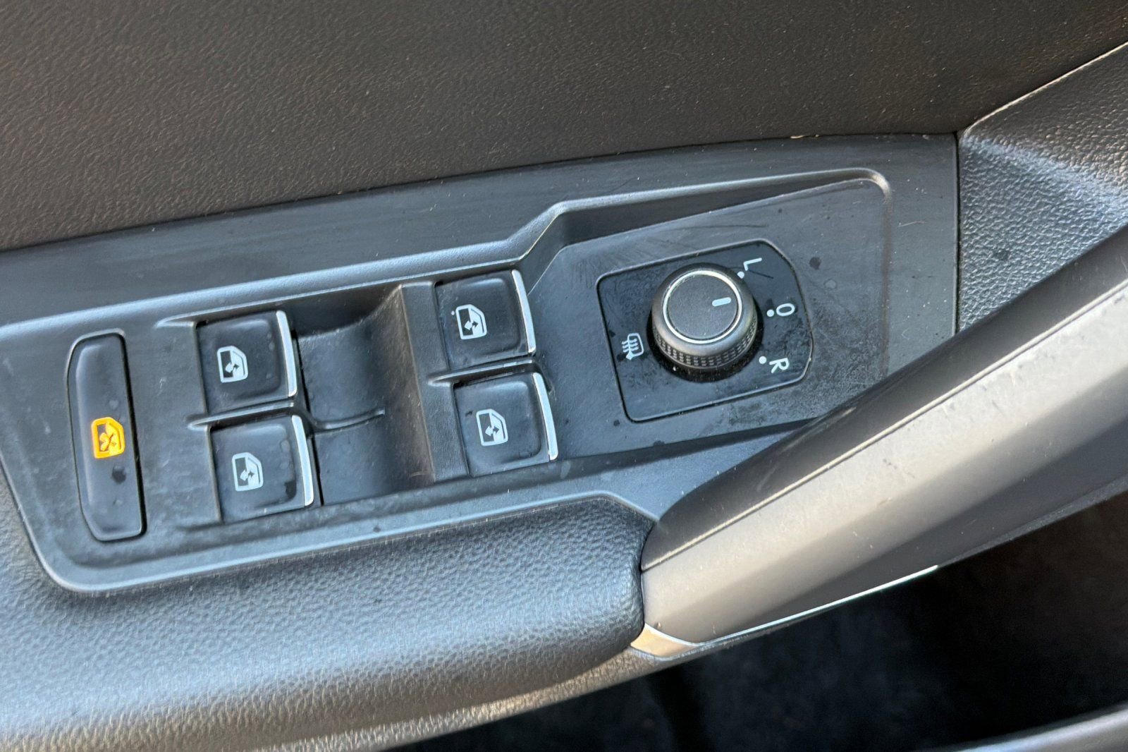 Used 2020 Volkswagen Tiguan SE w/ Panoramic Sunroof Package image 11