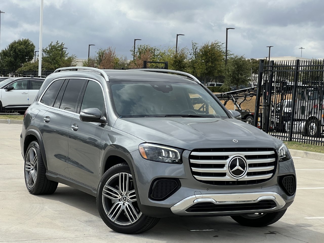Used 2024 Mercedes-Benz GLS 450 4MATIC image 2