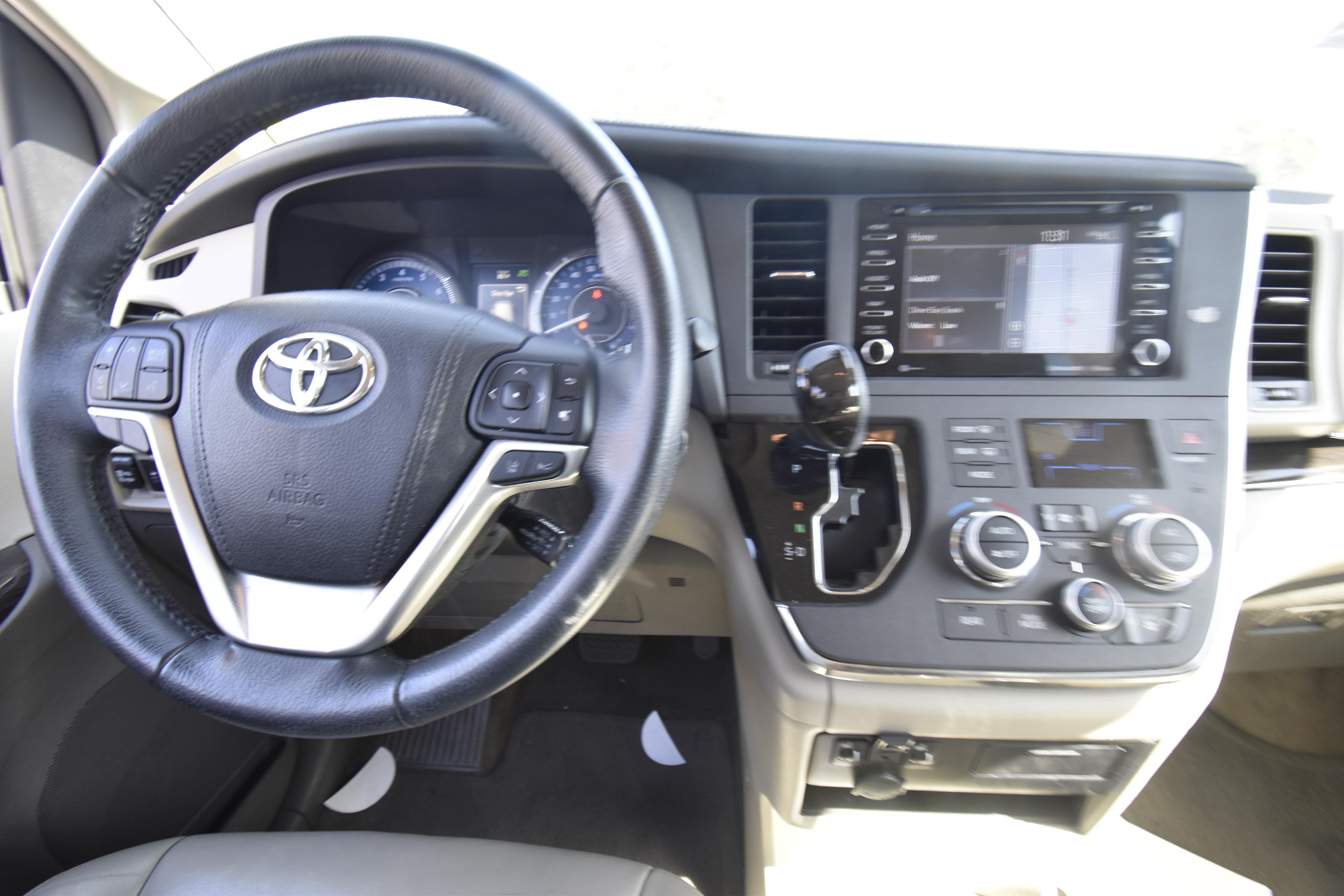 Used 2018 Toyota Sienna XLE w/ XLE Navigation Package FWD image 17
