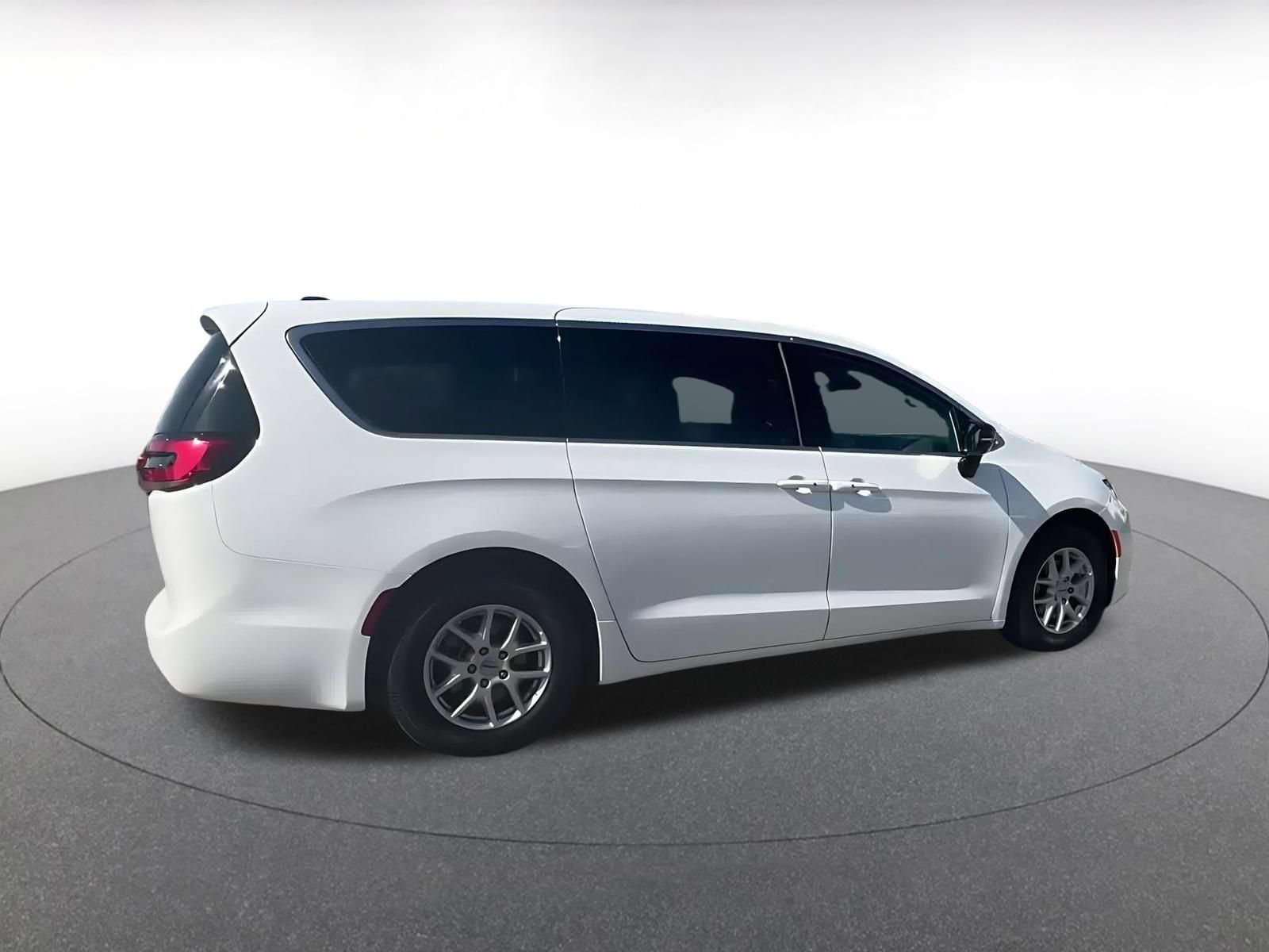 Used 2025 Chrysler Pacifica Select FWD image 14