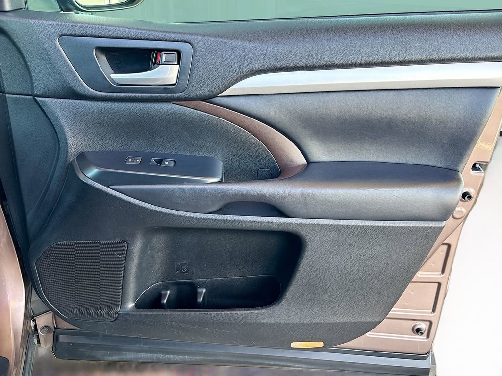 Used 2017 Toyota Highlander XLE AWD/4WD image 25