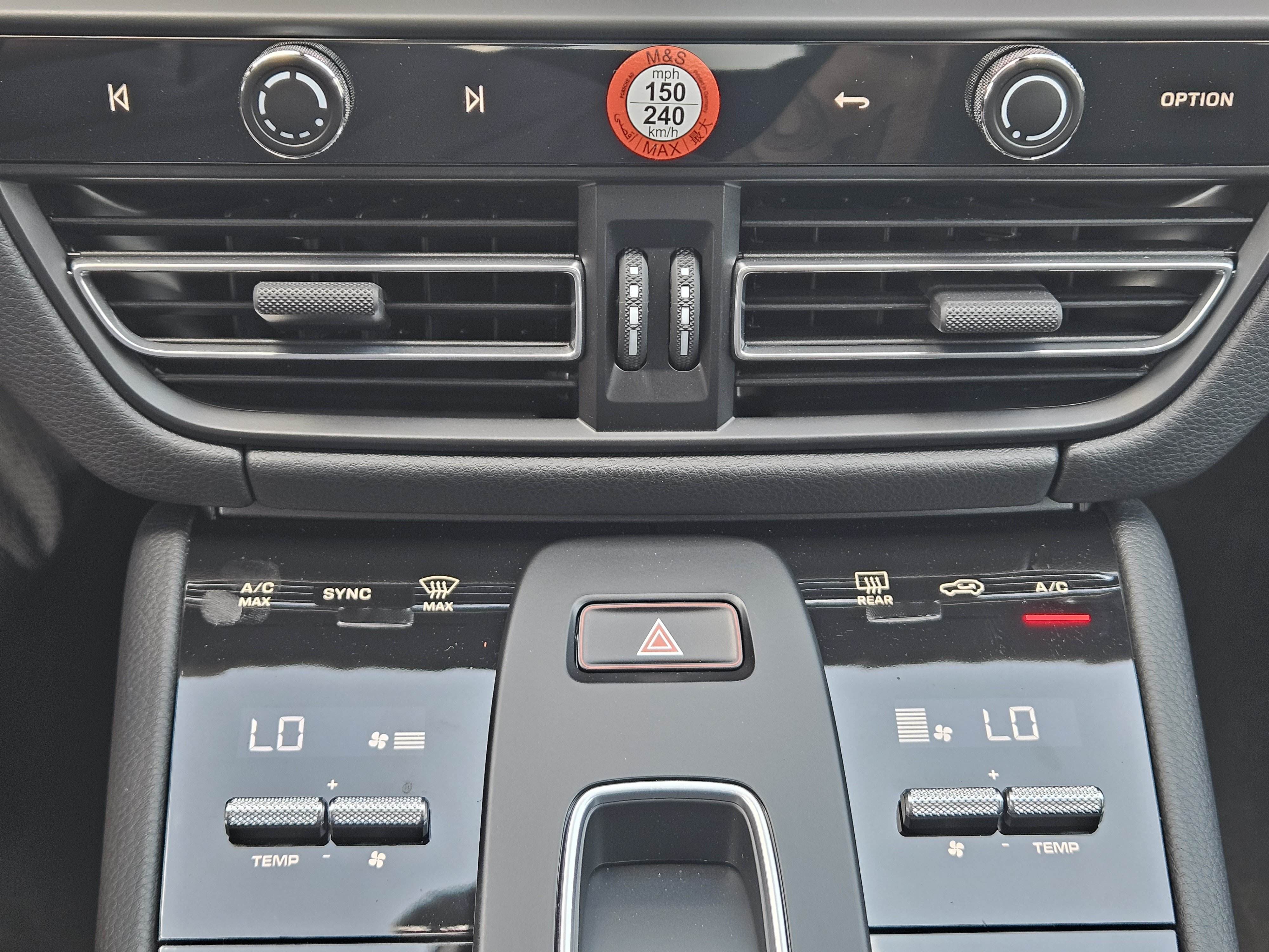 Certified 2025 Porsche Macan AWD/4WD image 19