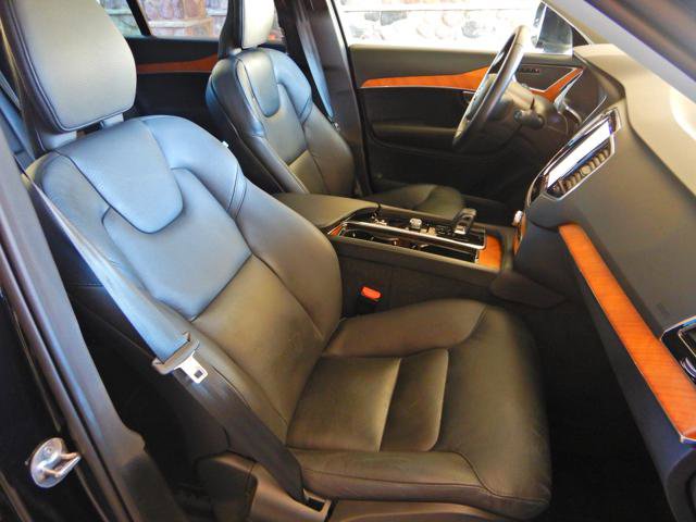 Used 2025 Volvo XC90 B6 Plus image 17