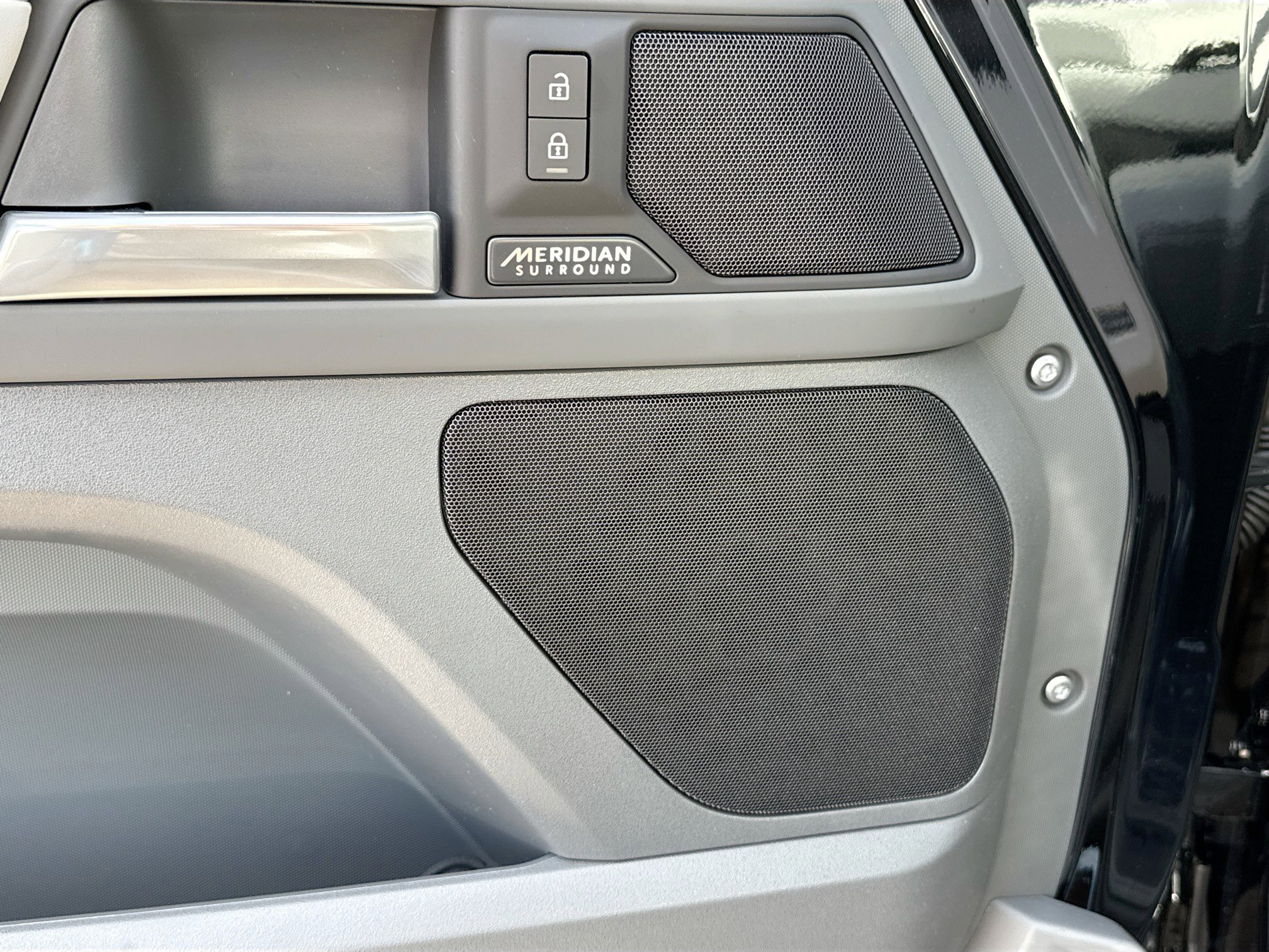 New 2026 Land Rover Defender 110 X-Dynamic SE image 24