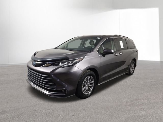 Used 2022 Toyota Sienna XLE w/ XLE Plus Package image 2