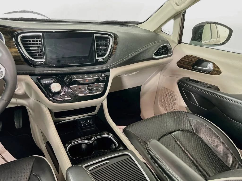 Used 2023 Chrysler Pacifica Limited FWD image 25