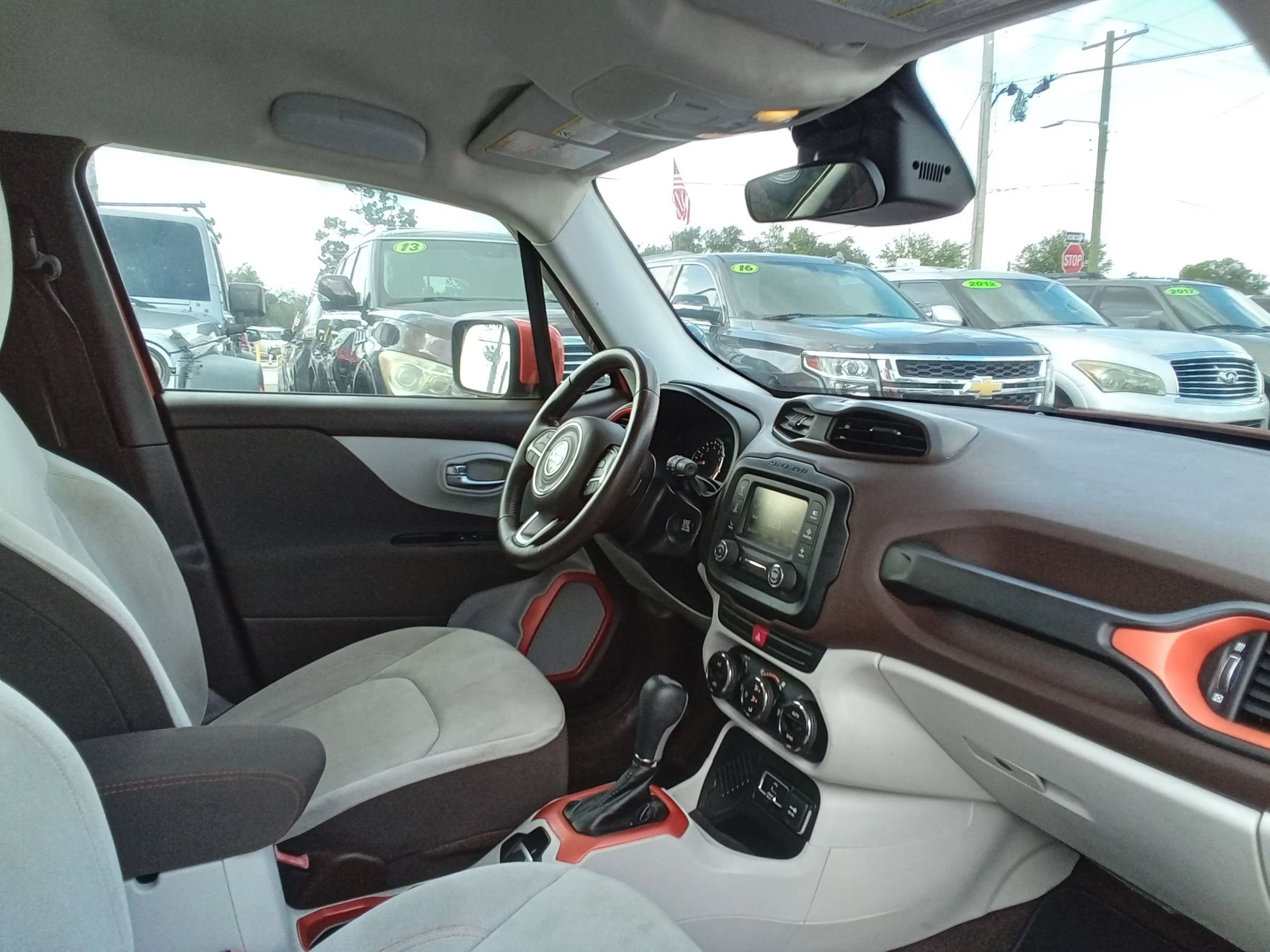 Used 2015 Jeep Renegade Latitude w/ Popular Equipment Group FWD image 19