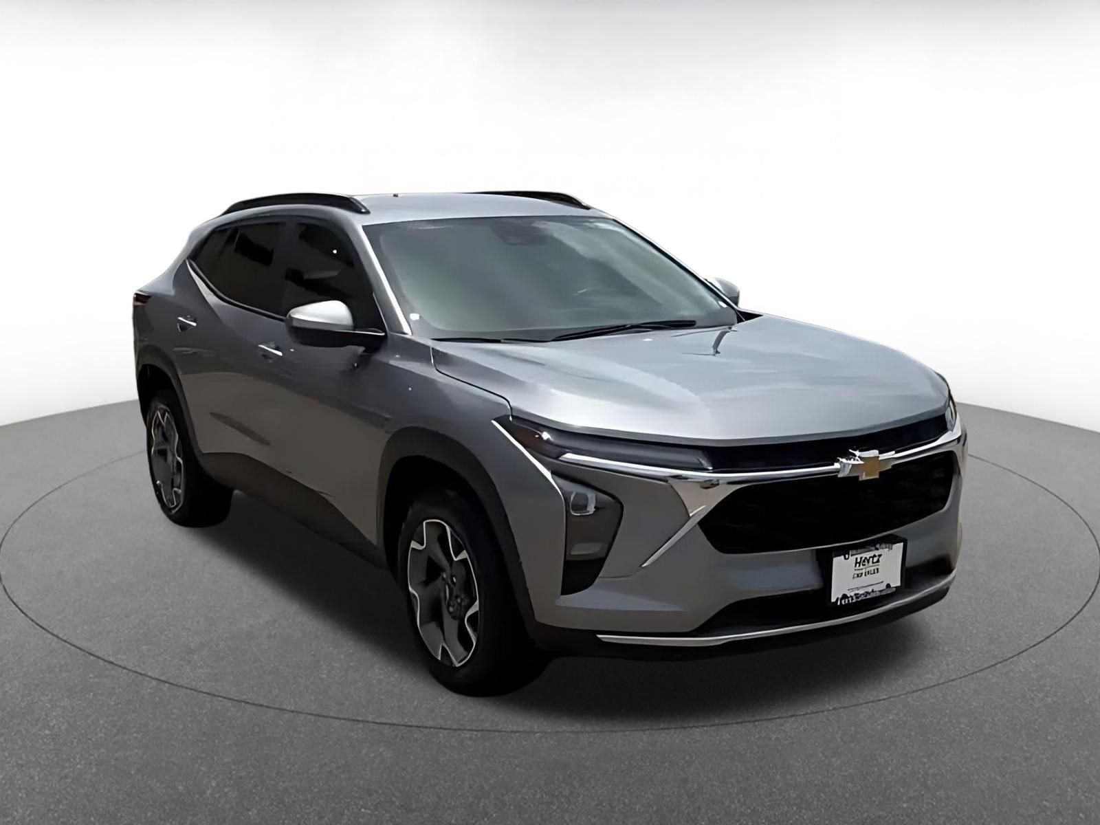 Used 2025 Chevrolet Trax LT FWD image 3